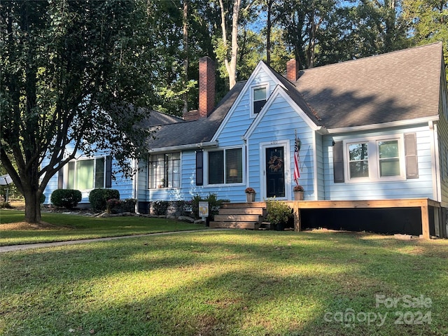 view of front of house with a front lawn