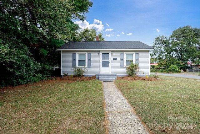 view of front of house with a front yard