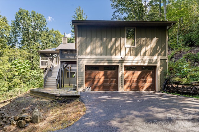 view of front property featuring a garage