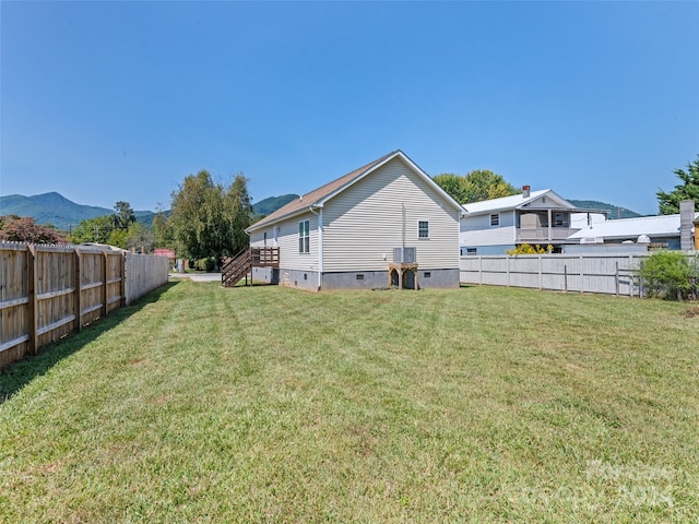 view of yard featuring a mountain view