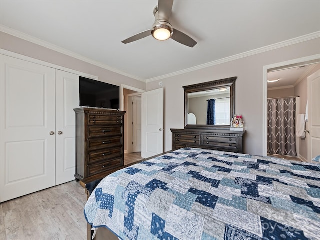 bedroom with light wood-type flooring, crown molding, ceiling fan, and a closet