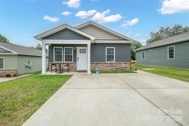 craftsman inspired home featuring a front lawn