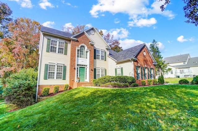 view of front of property featuring a front lawn