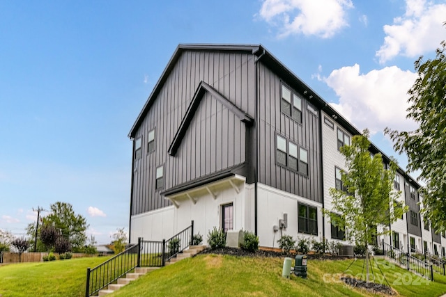 exterior space featuring a front yard