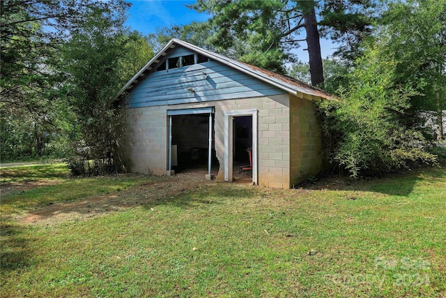 view of outdoor structure featuring a yard