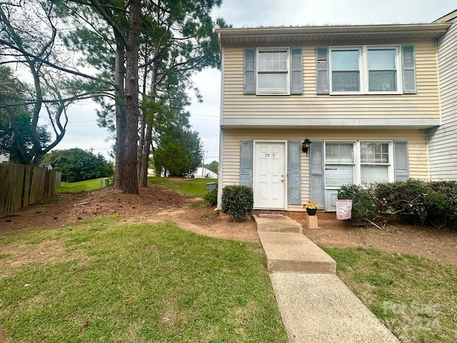 view of front facade featuring a front lawn