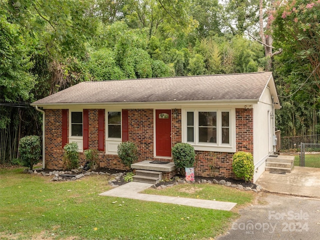 ranch-style house with a front yard