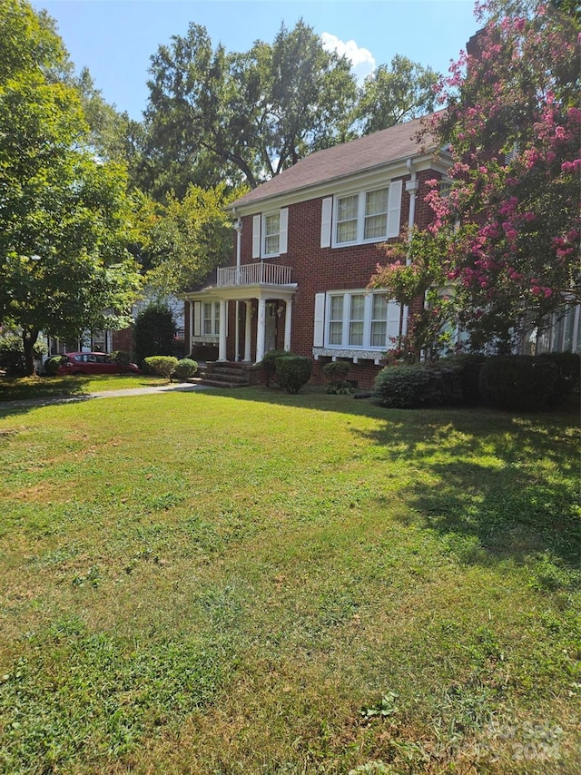 view of front facade with a front yard