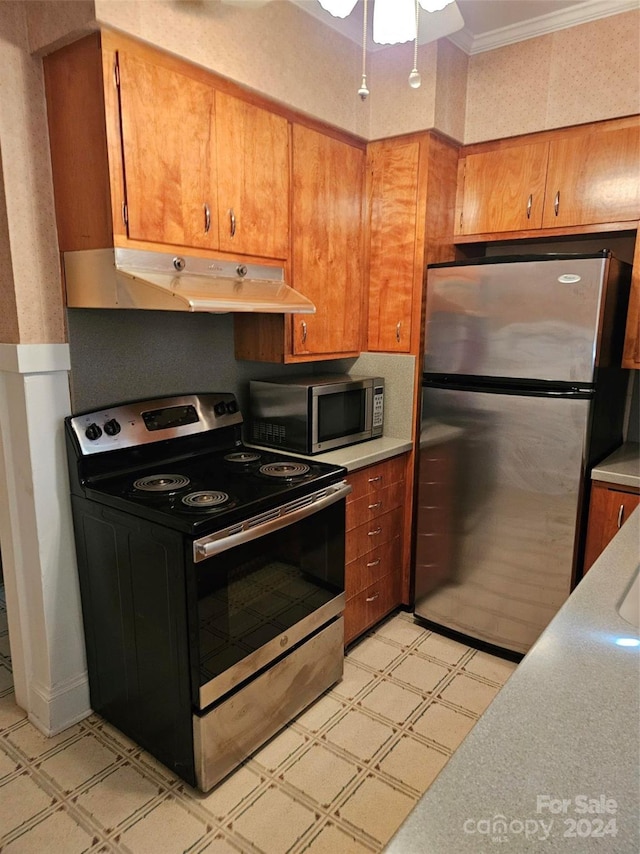 kitchen featuring ceiling fan, stainless steel appliances, and ornamental molding