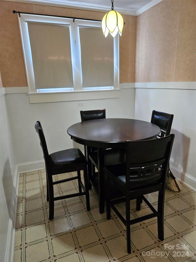 dining space with ornamental molding