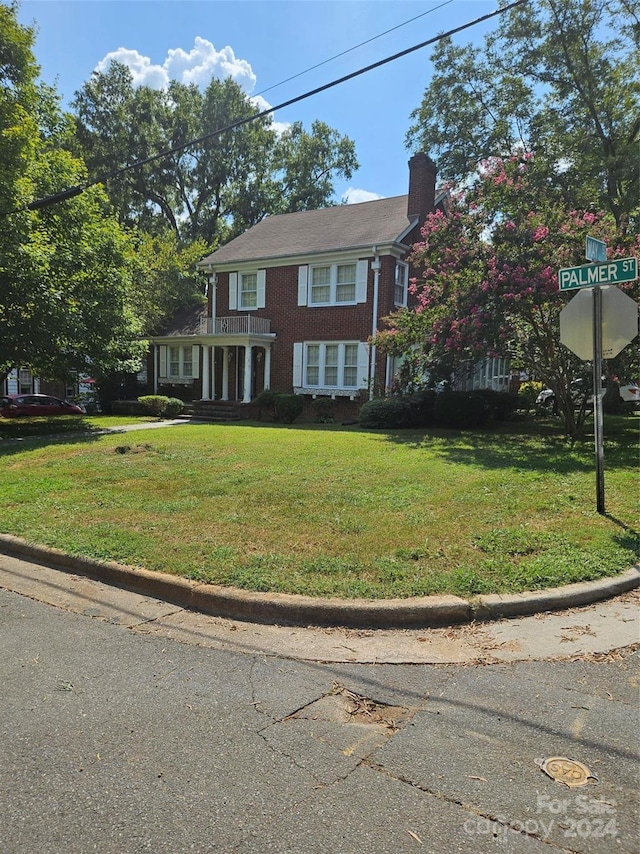 view of front of house featuring a front lawn