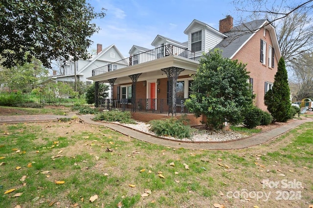 view of front of home with covered porch and a front lawn