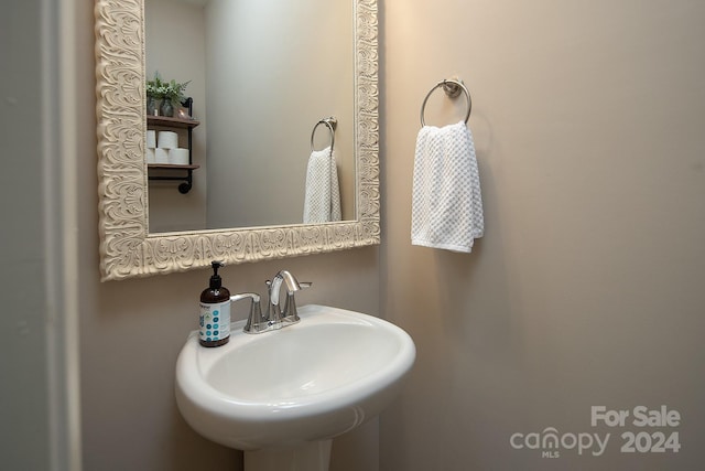 bathroom featuring sink