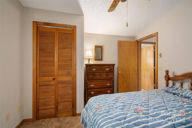 bedroom with a textured ceiling, carpet flooring, ceiling fan, and a closet