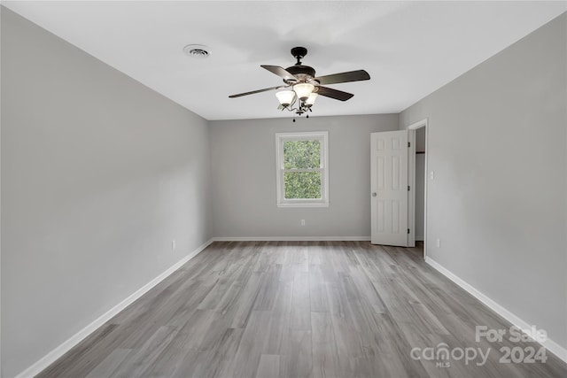 unfurnished room with light hardwood / wood-style floors and ceiling fan