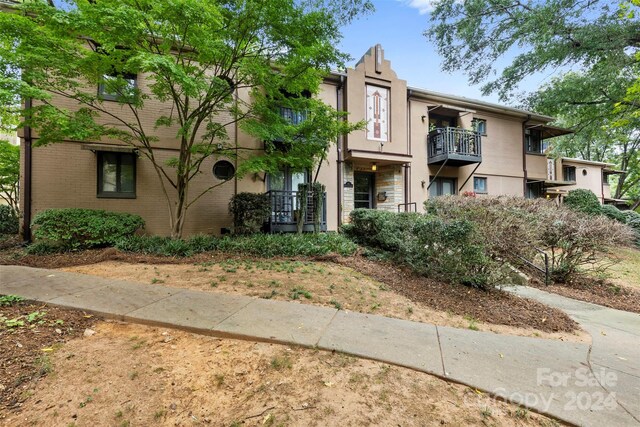 view of front of property featuring a balcony