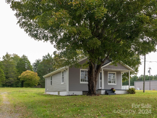 view of front facade featuring a front yard