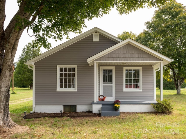 view of front of house featuring a front lawn