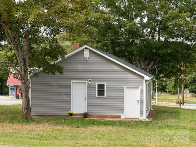 exterior space featuring a lawn