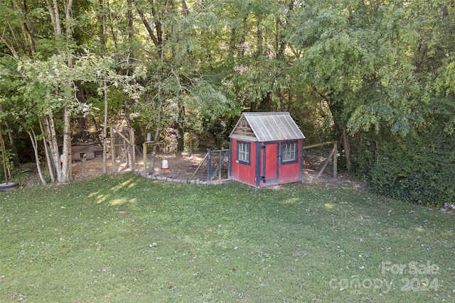 view of yard with a shed