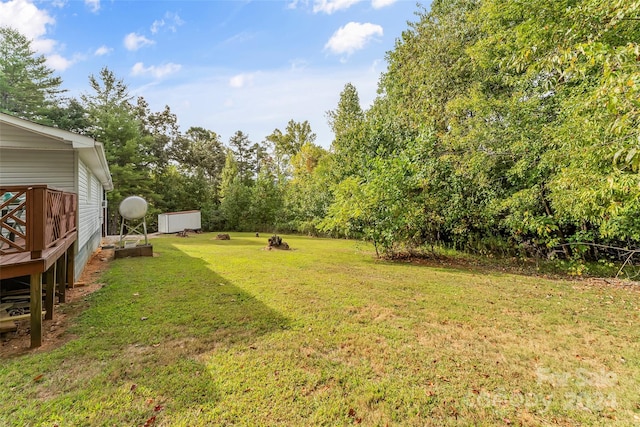 view of yard with a storage shed