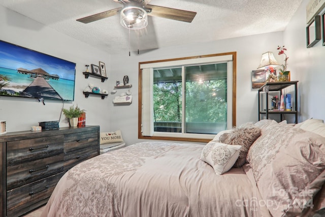 bedroom featuring ceiling fan and a textured ceiling