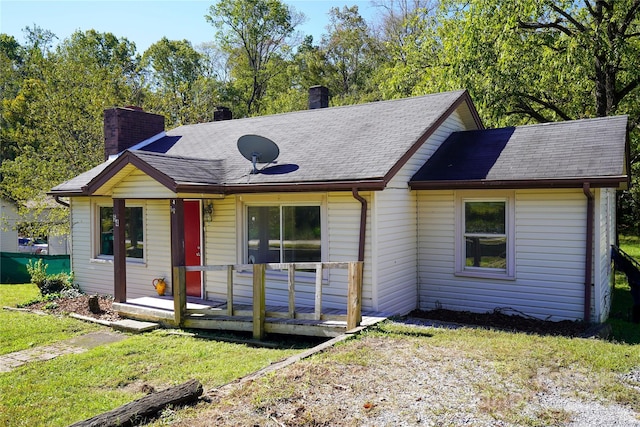 view of front of home featuring a front yard