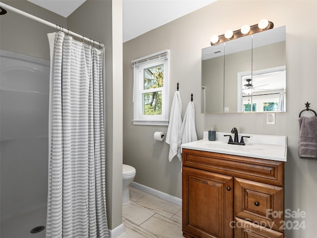 bathroom featuring a shower with curtain, toilet, ceiling fan, and vanity