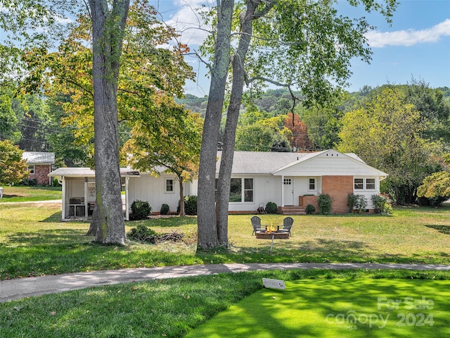 ranch-style house featuring a front lawn