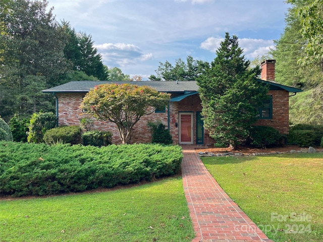 view of front of home with a front yard