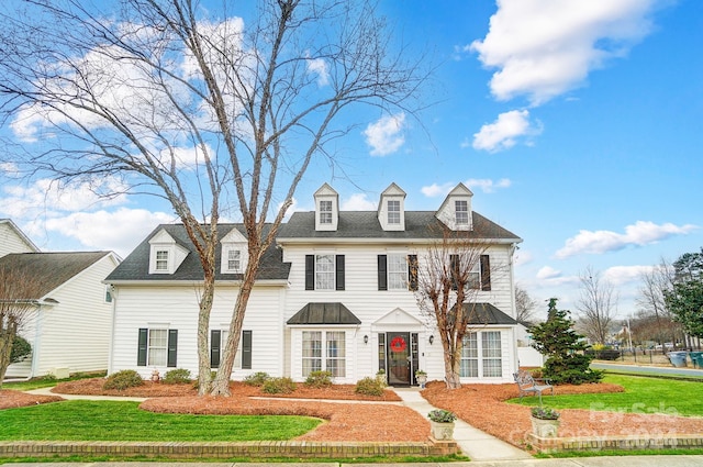 view of front of property featuring a front lawn