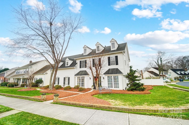 view of front of property featuring a front lawn