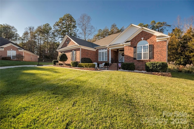 view of front of property featuring a front yard