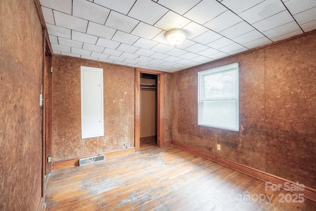 unfurnished bedroom with light wood-type flooring and a closet