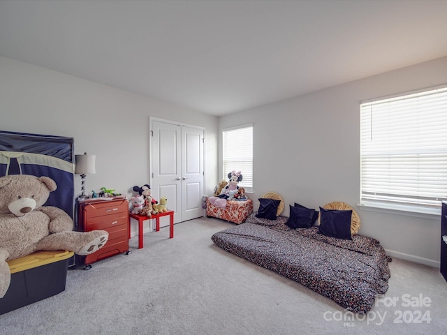 bedroom featuring carpet flooring and a closet