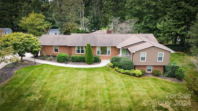 view of front of property with a front yard