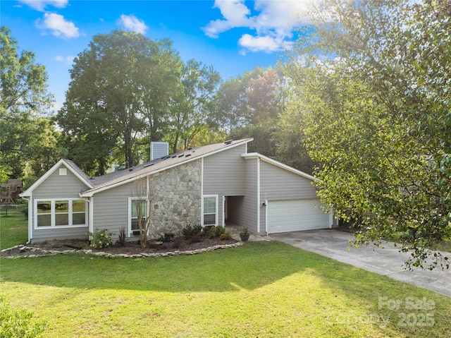 view of front of house featuring a garage and a front yard