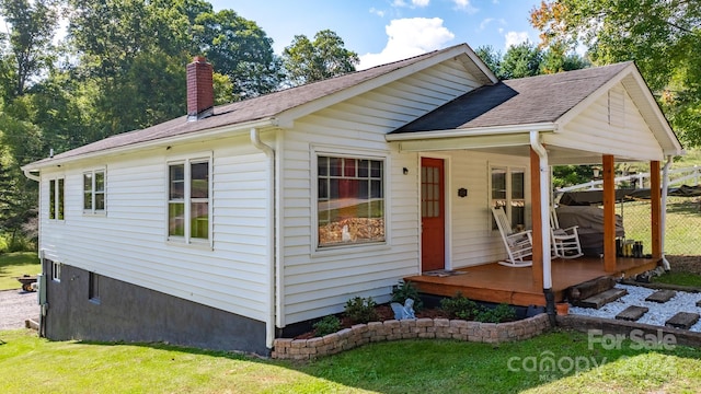 view of front facade with a front yard and covered porch