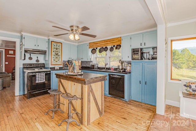 kitchen featuring light wood-type flooring, black appliances, ornamental molding, ceiling fan, and blue cabinetry