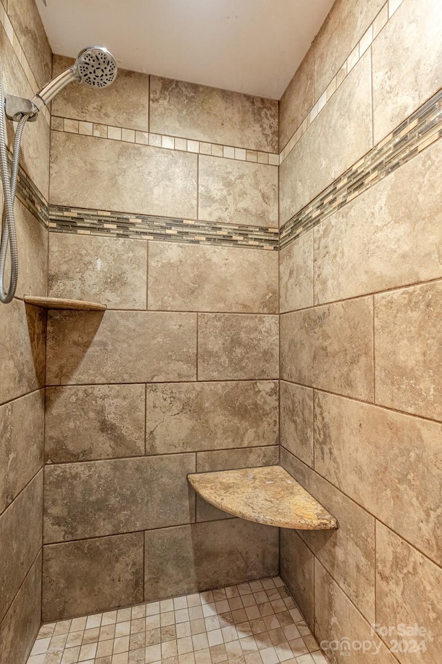 details featuring tiled shower