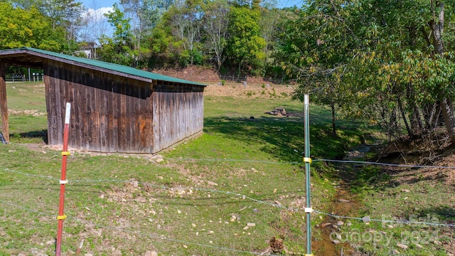 view of yard featuring a shed