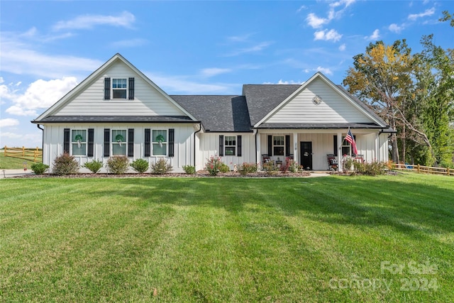 view of front of property featuring a front lawn