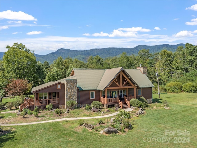 view of front of property featuring a mountain view and a front yard