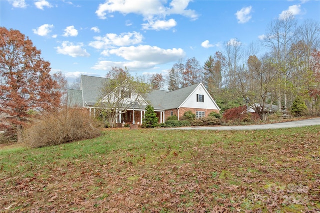 view of front of house featuring a front yard