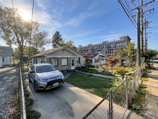 view of front of property with a front yard