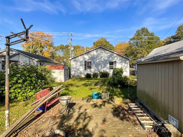 view of yard with a shed