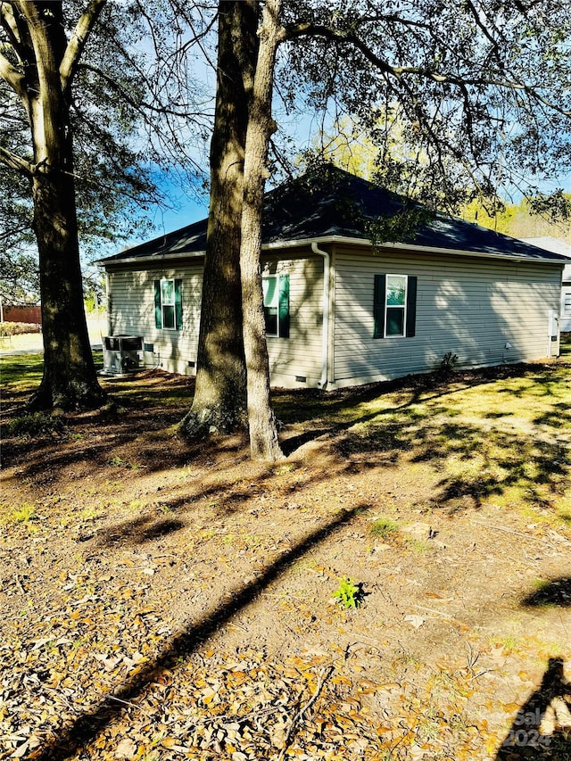 view of side of property featuring a yard