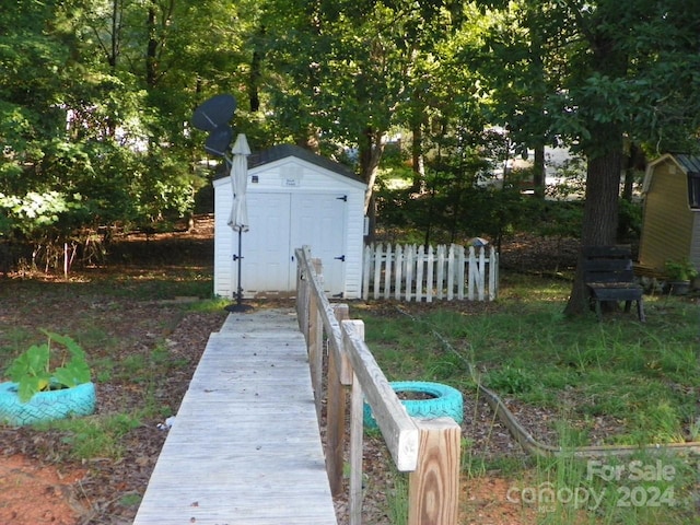 view of yard featuring a storage shed