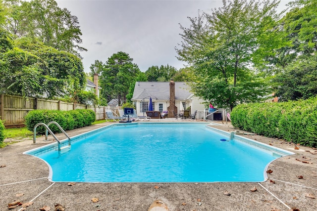 view of swimming pool