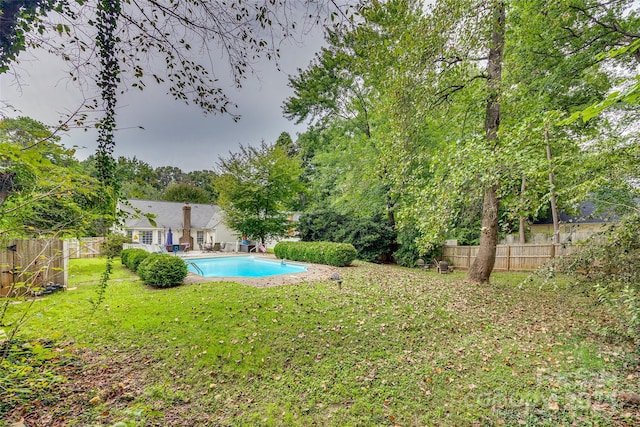 view of yard featuring a fenced in pool